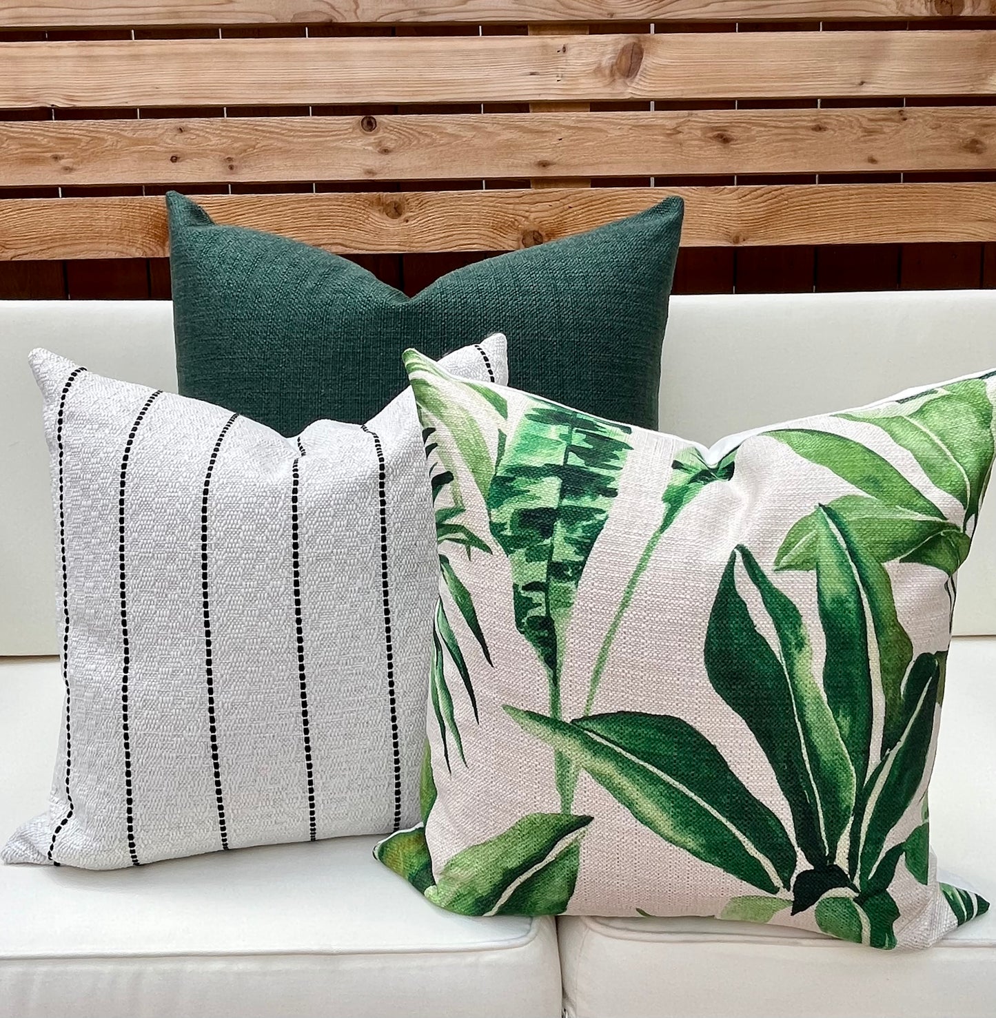 Isla Tropical Green Palm Leaf Pillow Cover